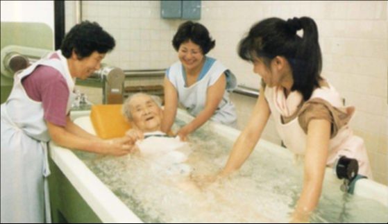 목욕장비를 갖추고 재가노인을 방문해 목욕서비스를 제공하는 방문목욕서비스. [중앙포토]