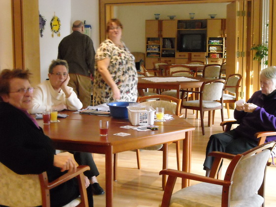 독일의 주간보호센터에서 둘러앉아 얘기 나누는 노인들과 요양보호사. [중앙포토]