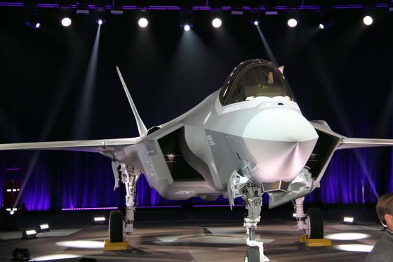 우리 군의 전략무기가 될 F-35A 스텔스 전투기 1호기가 28일(현지시간), 제작사인 록히드마틴의 미국 텍사스주 포트워스 최종 조립공장에서 공개되고 있다. [사진 연합뉴스]