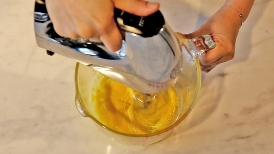 볼에 계란노른자와 설탕을 넣고 거품기로 풀어준다. 크림을 조금씩 넣어 온도를 맞춘다.