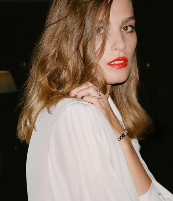최근 샤넬 인스타그램에 올라온 주얼리 광고 모델 역시 '케첩 레드' 립스틱을 발랐다.