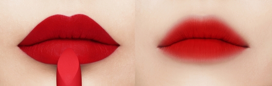 케첩 레드 립스틱을 스타일 있게 바르는 두 가지 방법.