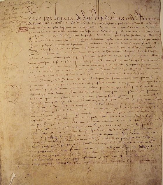 앙리 4세가 선포한 '낭트 칙령'의 원본 서류. 관용과 공존을 위한 노력의 흔적으로 평가된다.