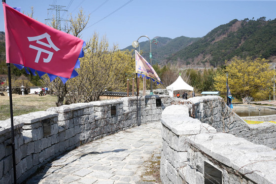 전남 구례군 산동면의 ‘백의종군로’ 시작 표지석 옆에 조성된 옛 성곽. 프리랜서 장정필