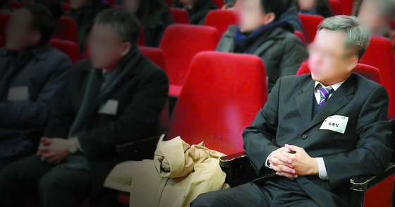 민주당원 댓글 조작 사건 혐의로 구속 수감된 ‘드루킹’(맨 오른쪽)이 지난 1월 서울 모 대학에서 자신의 경제적공진화 모임 주최로 연 안희정 충남지사 초청강연에 앞자리에 앉아 있다. [사진 충남도청] 
