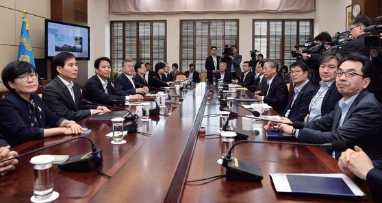 4월 9일 청와대 여민관에서 문재인 대통령 주재로 열린 수석보좌관회의.