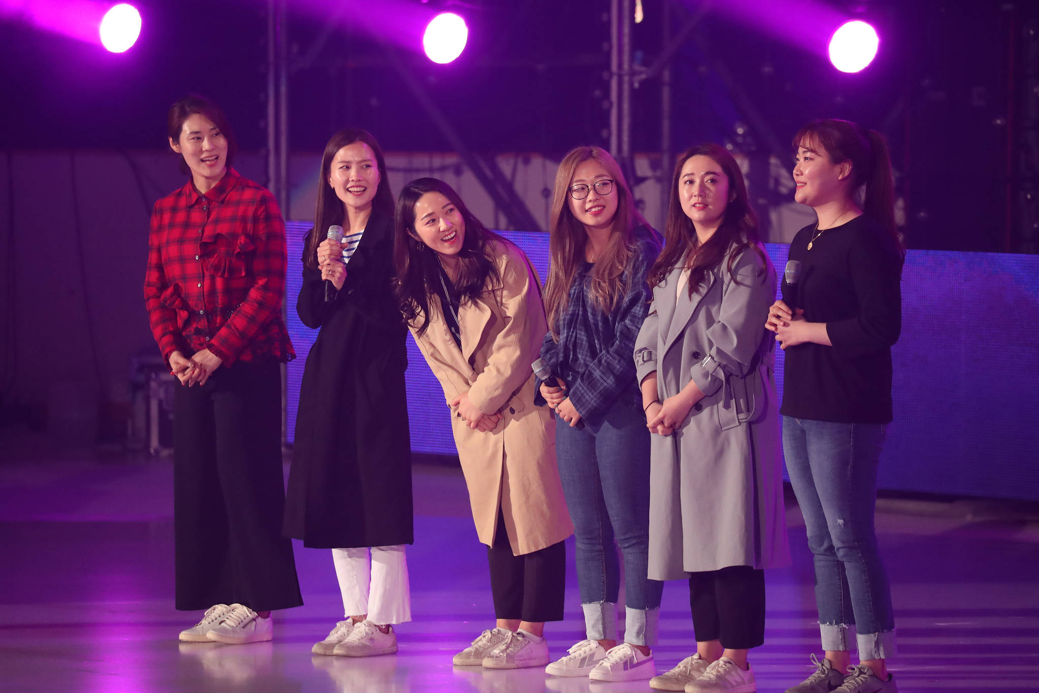 '인공지능 LG ThinQ 아이스 판타지아 2018'에 특별 출연한 여자 컬링 대표 팀이 차준환 선수의 이름으로 삼행시를 짓고 있다. 우상조 기자