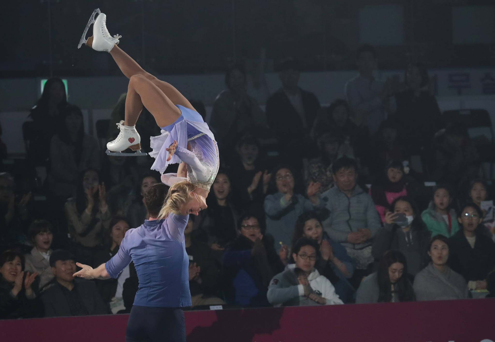 평창 겨울올림픽 피겨 페어 금메달리스트인 알리오나 사브첸코와 브루노 마소트 선수의 공연을 보며 관객들이 박수 갈채를 보내고 있다. 우상조 기자