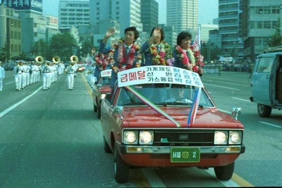 1981년 6월 서울시청 앞에서 제26회 국제기능올림픽대회에서 종합우승을 차지한 선수단 환영식이 열렸다. 기능올림픽 입상자도 아파트 특별공급을 받았다. [서울시]