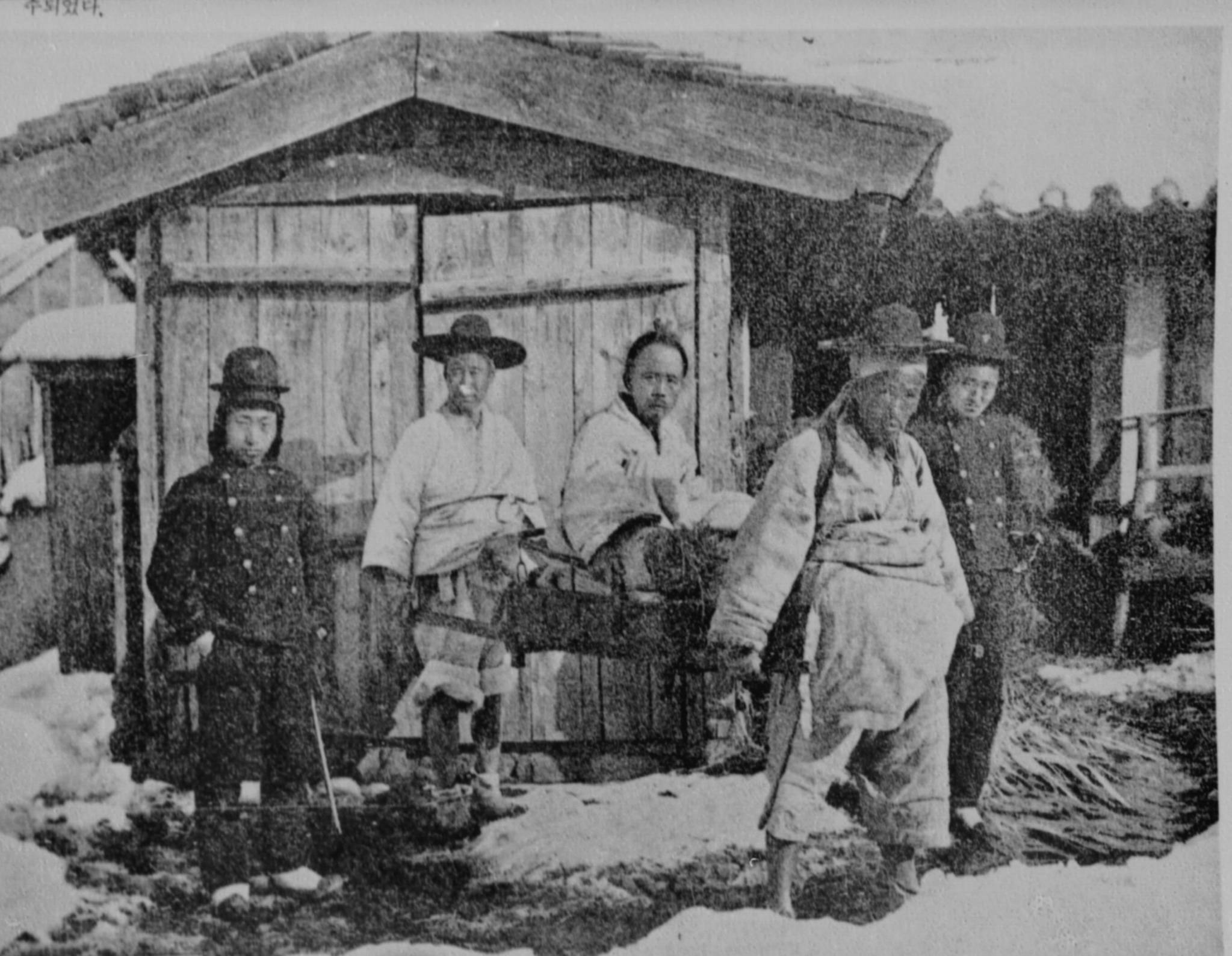 1894년 동학농민운동을 이끈 녹두장군 전봉준(1855~95)이 서울로 압송되는 모습. 전 장군의 마지막 모습이 담긴 사진이다. 체포과정에서 다리를 다쳤다. [중앙포토]