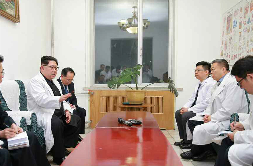 김정은 위원장이 병원 관계자들과 대화하고 있다. [노동신문=연합뉴스]