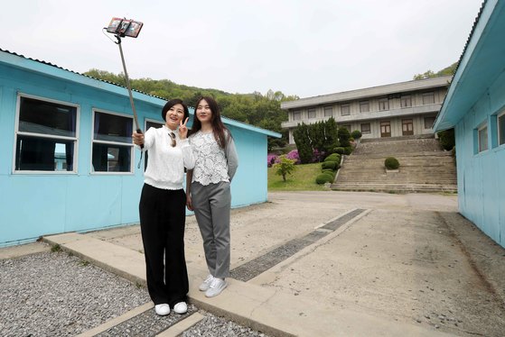 현리나(왼쪽) 씨와 이홍엽 씨가 세트장에서 스마트폰으로 사진을 촬영하고 있다. 김상선 기자