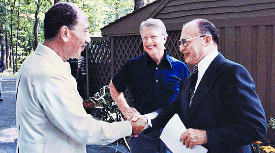 1978년 9월 5일 지미 카터 대통령의 초대를 받고 캠프 데이비드에 도착한 안와르 사다트 이집트 대통령과 메나헴 베긴 이스라엘 총리. [사진 지미 카터 도서관]