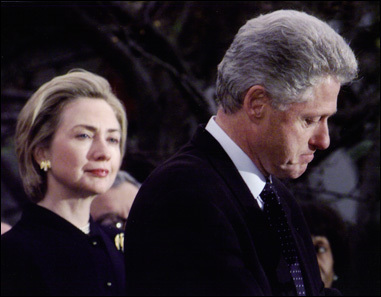 1998년 곤경에 빠진 클린턴을 바라보는 아내 힐러리의 모습. 이 사진은 1999년 퓰리처상 보도사진상을 수상했다. [퓰리처상위원회]