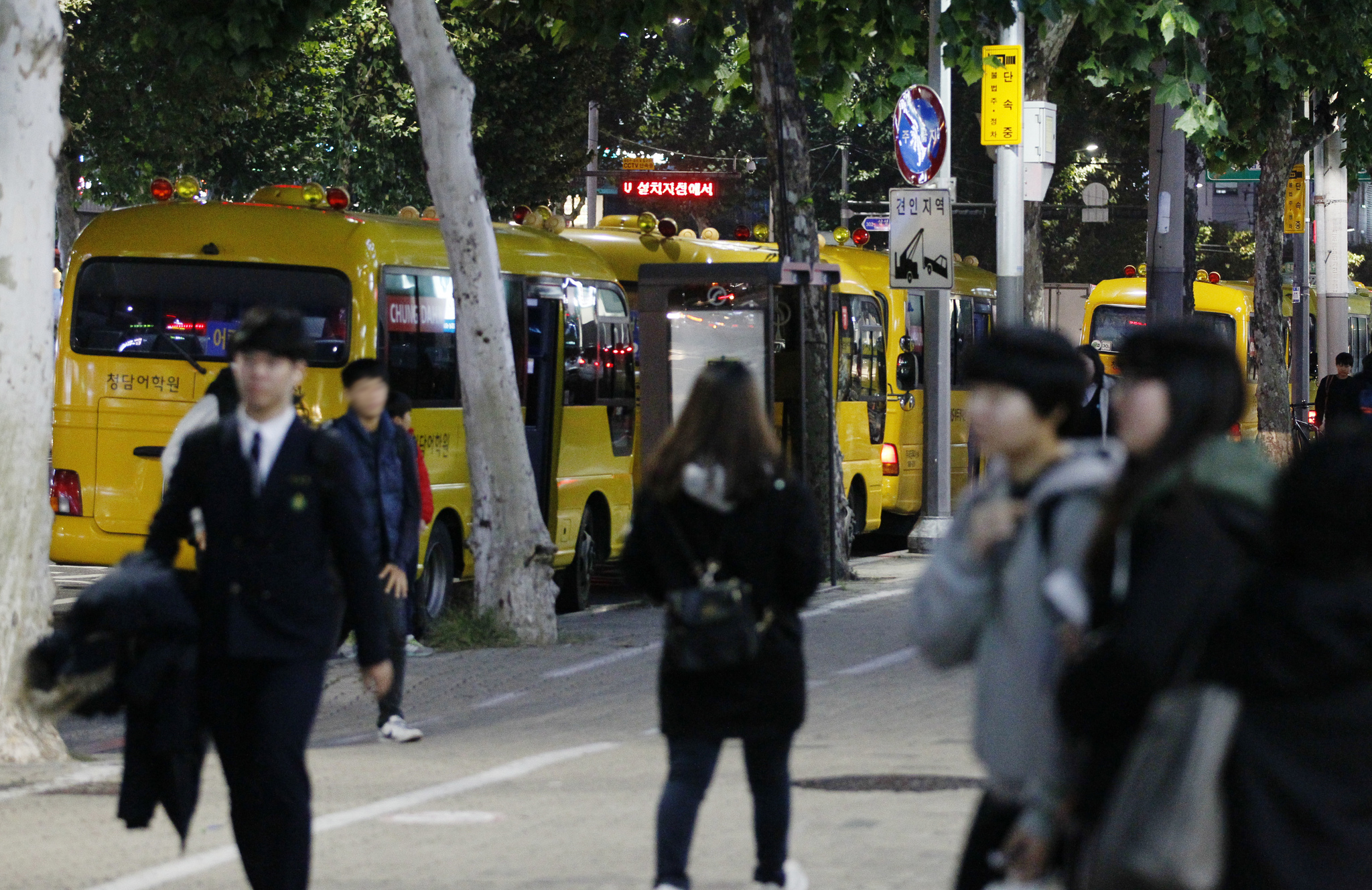 밤 10시가 넘어서야 학원 바깥으로 나오는 서울 대치동 학원가의 학생들. '학원 뺑뺑이' 등은 가족 간 대화 단절의 주된 요인이다. [중앙포토]