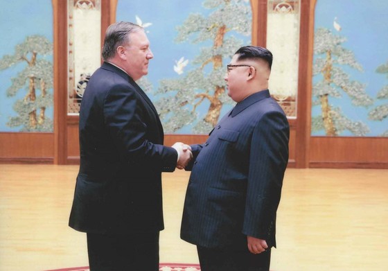 김정은(오른쪽) 북한 국무위원장이 마이크 폼페이오 미국 국무부 장관과 악수를 하고 있다. [백악관=연합뉴스]