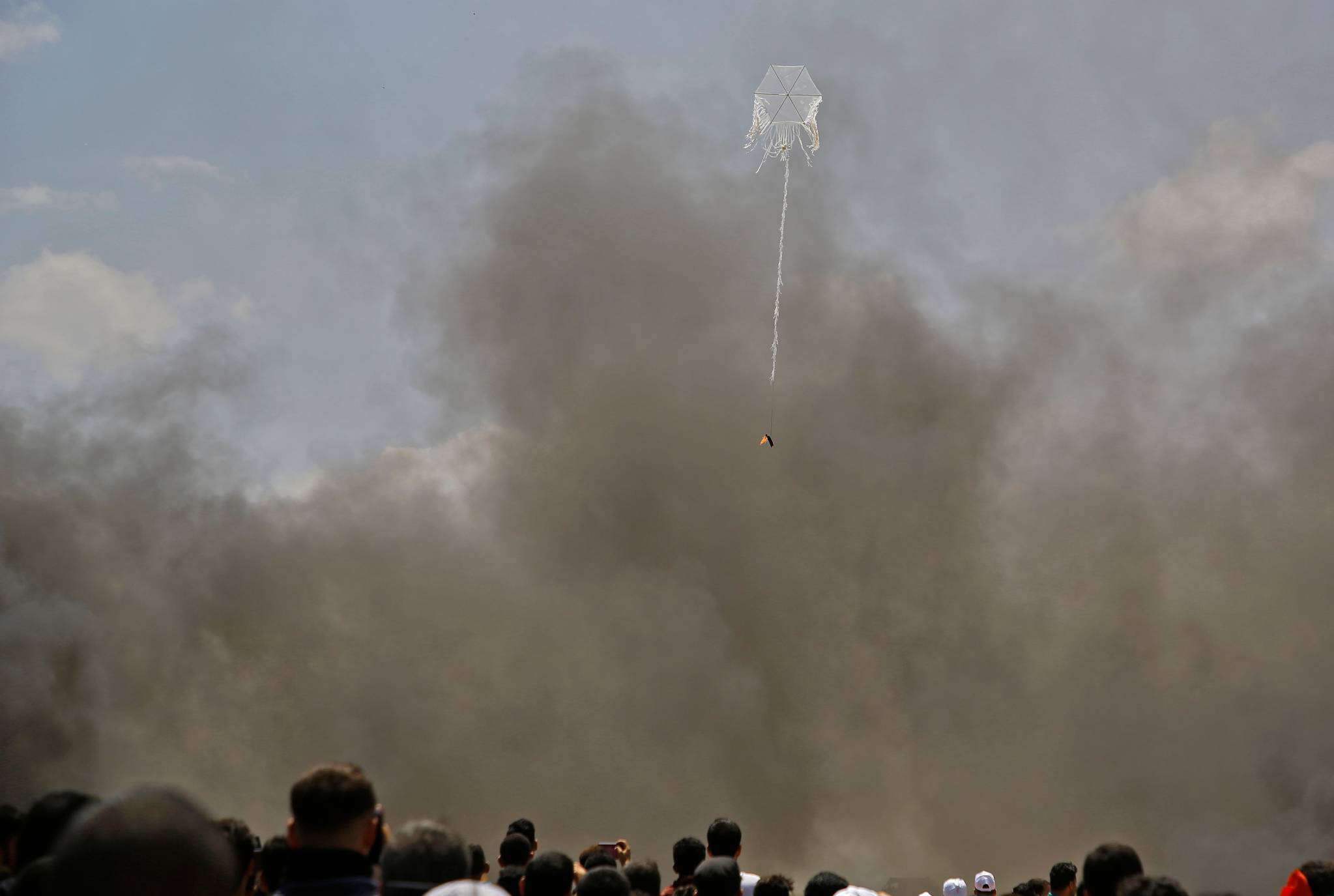 14일 가자지구에서 팔레스타인이 날린 연이 포탄을 달고 이스라엘 쪽으로 날아가고 있다. [AFP=연합뉴스]