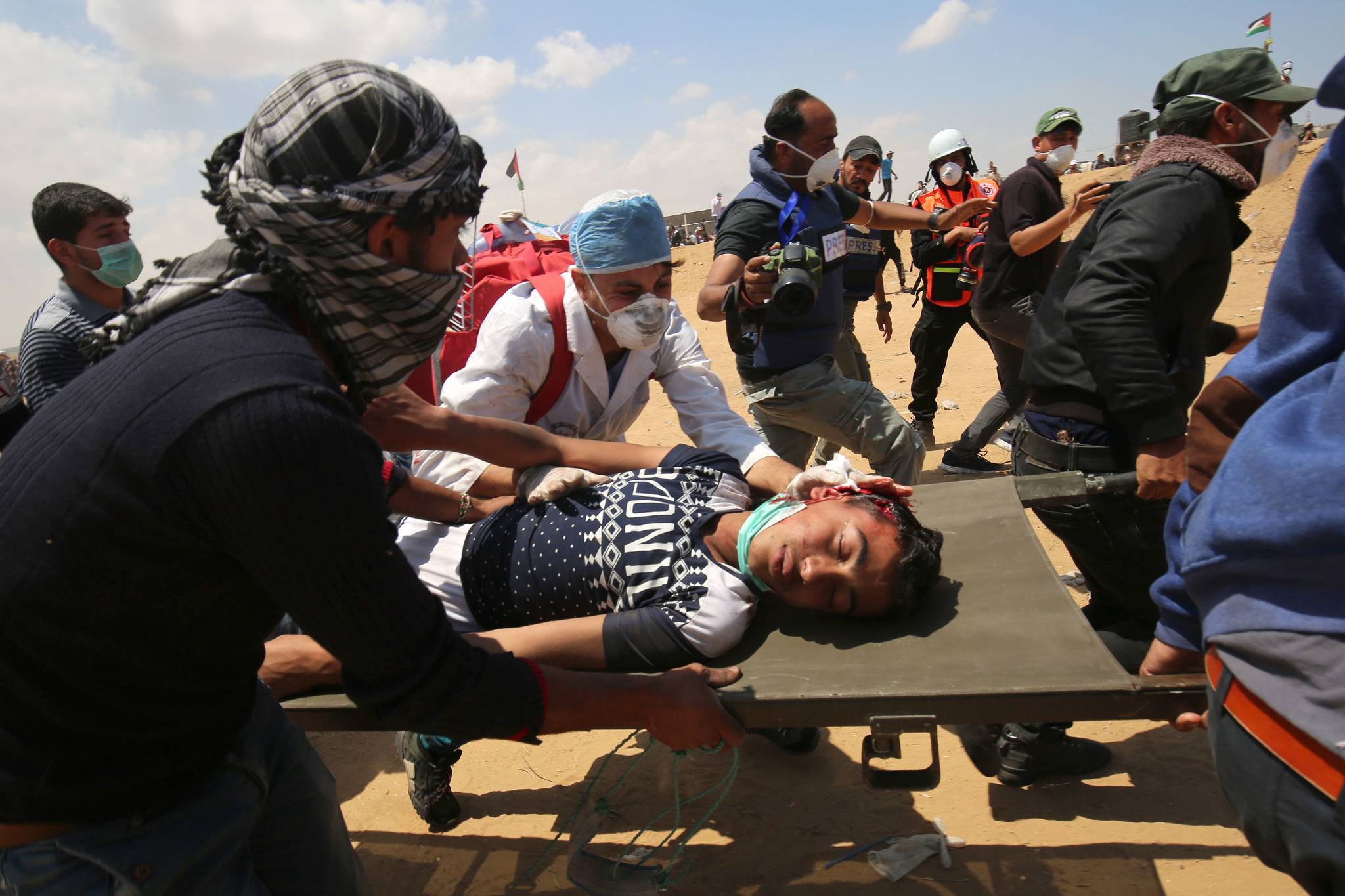 14일 가자지구에서 팔레스타인 부상자가 옮겨지고 있다. [AFP=연합뉴스]