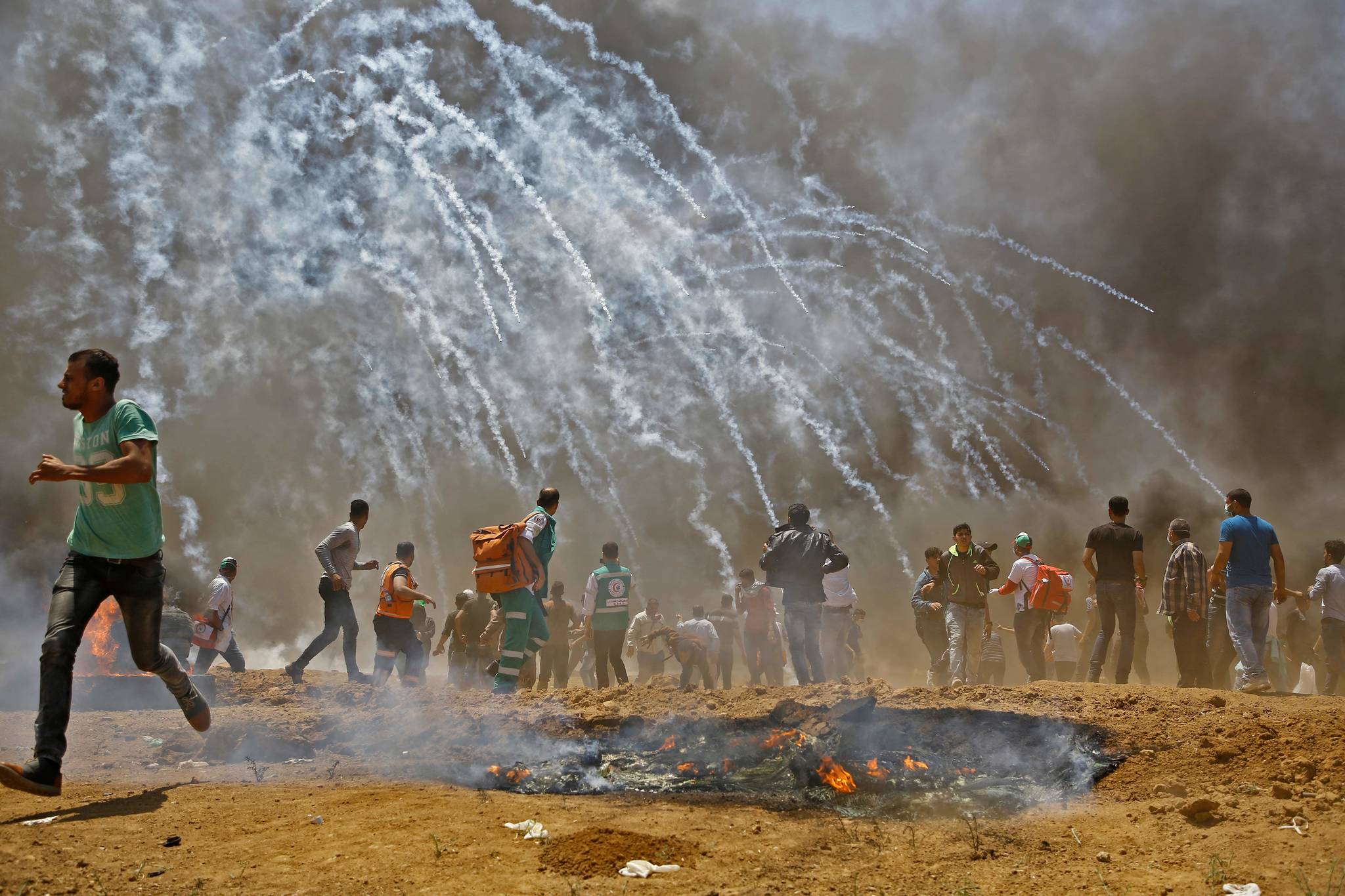 팔레스타인들이 이스라엘 군이 최루탄을 발사하자 몸을 피하고 있다. [AFP=연합뉴스]