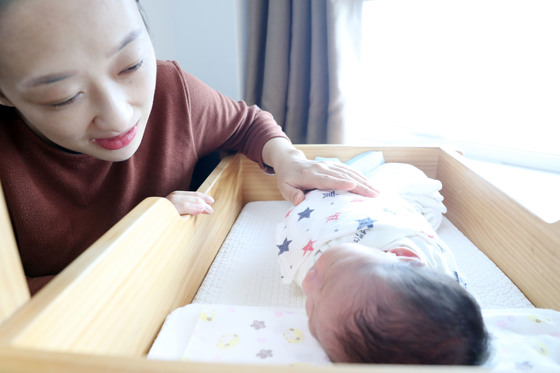 '나프로' 임신법으로 건강한 남아를 출산한 양샛별 씨가 15일 오후 서울 동대문구 한 산후조리원에서 자신의 아들을 바라보고 있다. 김경록 기자