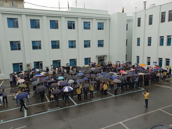 전국적으로 지진 대피훈련이 진행된 16일 오후 2시 강원도청에서 건물을 빠져나온 직원들이 주차장에 모여 있다. 박진호 기자
