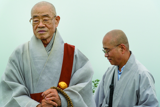 영담 스님(오른쪽)은 고산 스님을 은사로 출가했다. 그리고 50년간 묵묵히 스승의 뒤를 따랐다. [사진 주명덕]
