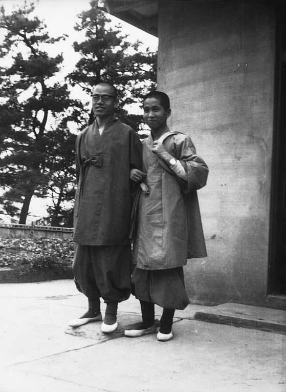 1970년 부산 동래 포교당에서 은사 고산 스님(왼쪽)과 영담 스님. 사진 속 영담 스님은 19살이다. [사진 영담 스님] 