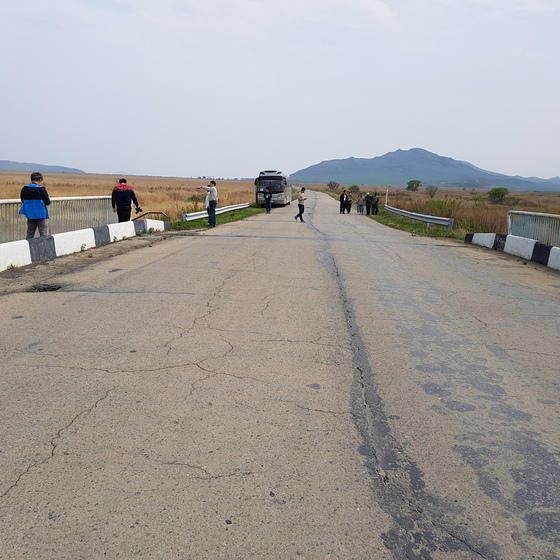 러시아 연해주 하산은 북 ·중 ·러 3국 국경지대다. 하산과 북한 선봉군을 연결하는 도로엔 중앙선이 없다. 