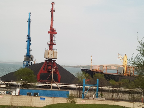 연해주 크라스키노 항구는 시베리아에서 생산된 석탄이 집결되는 물류의 요충이다.