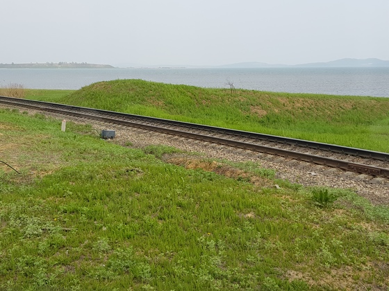 북한 선봉군과 러시아 연해주 하산을 잇는 철도가 동해와 나란히 지나가고 있다.