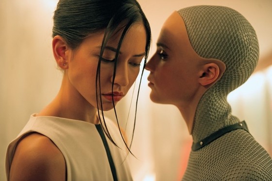 영화 ‘엑스마키나’에서는 인간보다 더 인간같은 감정을 흉내내는 로봇이 등장해 사람들을 혼란케 한다. [사진 엑스마키나 캡처]
