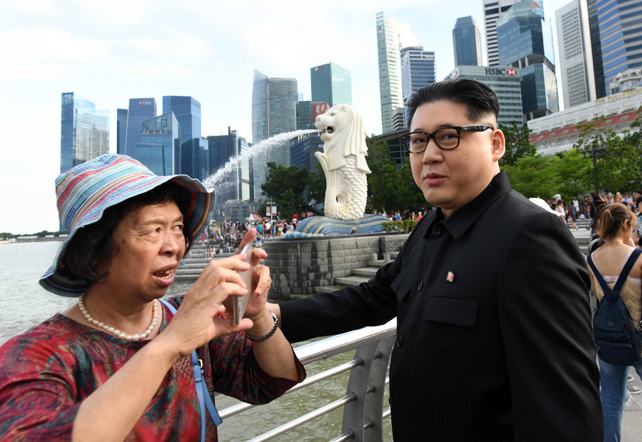 가짜 김정은이 27일(현지시간) 싱가포르 상징인 '머라이언 상' 앞에 나타났다. [AFP=연합뉴스]