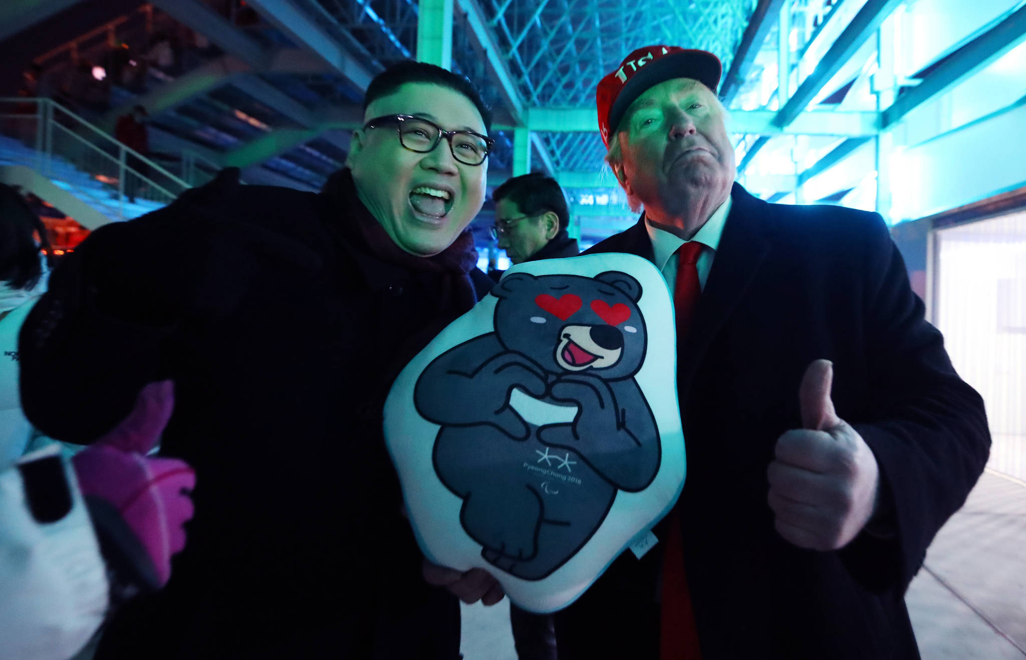지난 2월 25일 2018 평창 겨울올림픽 폐회식에서 가짜 김정은과 트럼프가 포즈를 취하고 있다. [연합뉴스]