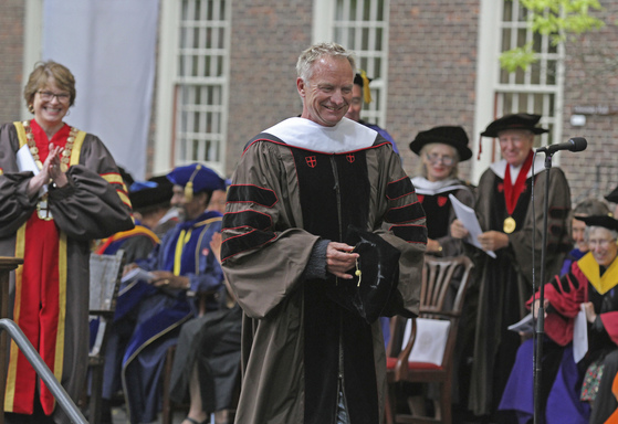 브라운대학 총장(왼쪽)과 교수들이 축가를 마치고 자리로 돌아가는 스팅에게 박수를 치고 있다.27일 브라운대학교는 250번째 졸업식을 가졌다.[AP=연합뉴스]