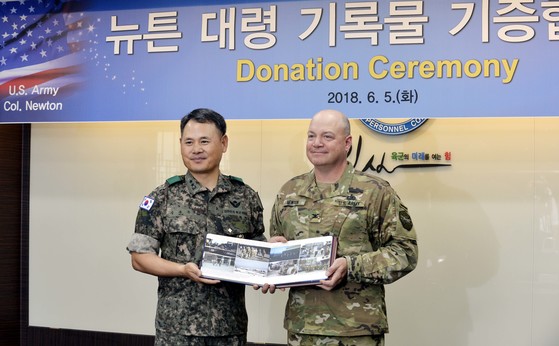 김문곤 육군 인사사령관(왼쪽)이 뉴턴 대령에게 사진을 기증 받고 있다. 프리랜서 김성태 
