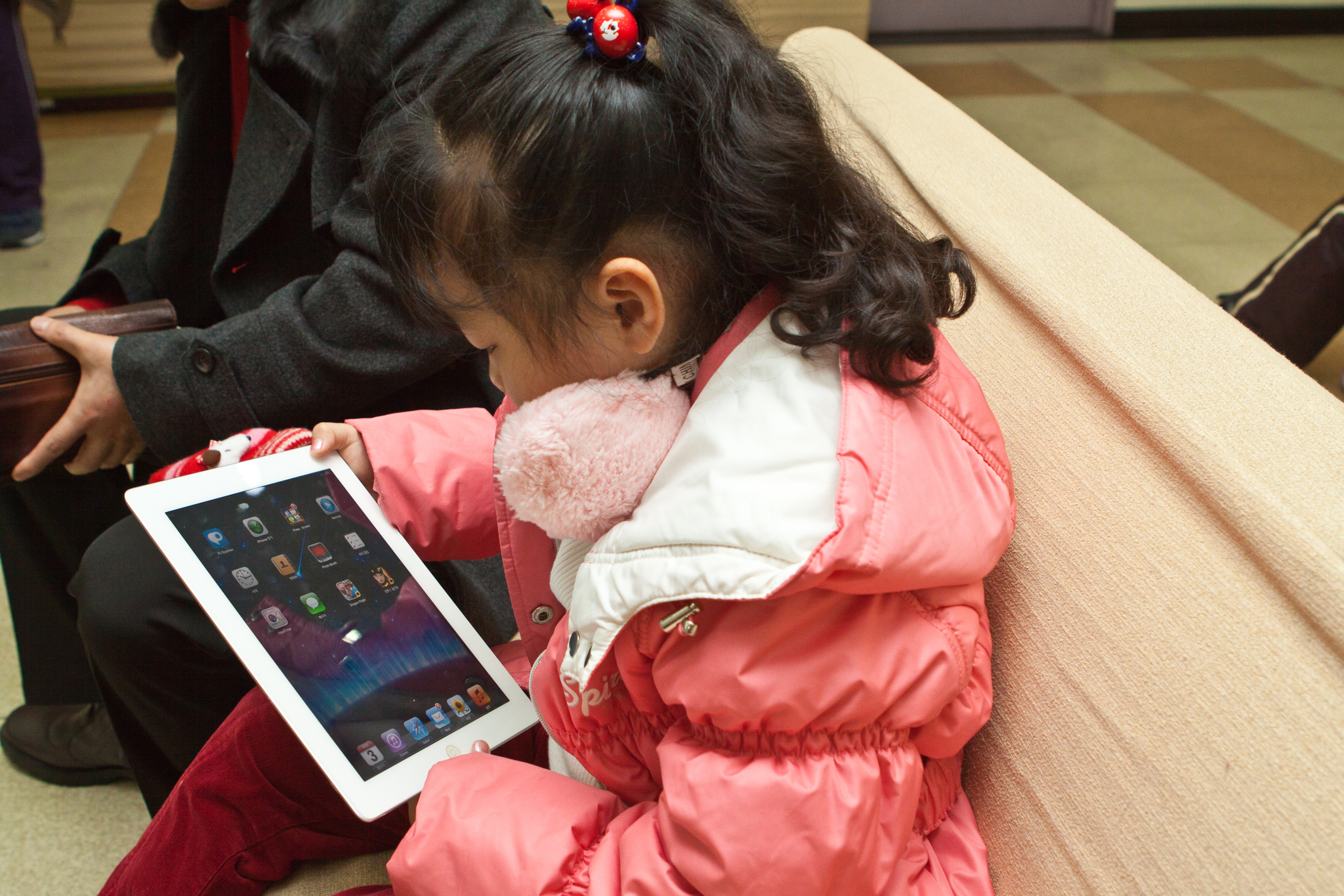 한 어린이가 스마트 기기를 유심히 바라보고 있다. 소통에 서툰 부모들은 아이들에게 스마트폰을 쥐여주거나 TV를 보여주는 걸로 시간을 보낸다. [중앙포토]