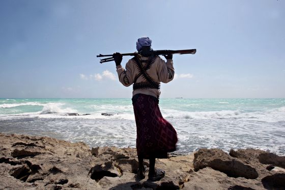 2010년 1월7일 외신이 촬영한 소말리아 해적의 모습. [소말리아 AFP=연합]