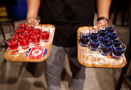 에스토바에서 고안한 술먹기 게임. 왼쪽이 소주 10잔으로 만든 북한, 오른쪽은 보드카 10잔으로 만든 미국이다. [로이터=연합뉴스]