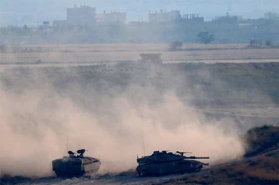 ?가자지구에서 이스라엘군과 팔레스타인군의 충돌이 이어지고 있다. 가자지구에 배치된 이스라엘 탱크. / 사진:연합뉴스