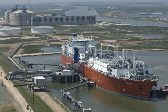 미국 텍사스주 멕시코만에 건설중인 프리포트 LNG 수출기지에 LNG선이 정박해있다. 프리포트 수출기지가 완공되면 국내 LNG 수입선 다변화에 긍정적인 효과를 낼 것으로 보인다. [SK E&S 제공]