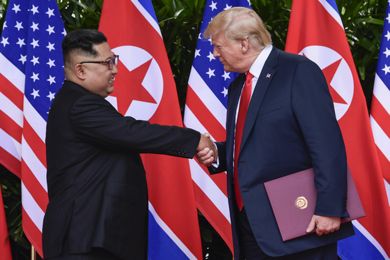 도널드 트럼프 미국 대통령과 김정은 북한 국무위원장이 12일 싱가포르 카펠라 호텔에서 서명식을 끝낸 뒤 악수하고 있다. [AP=연합뉴스]