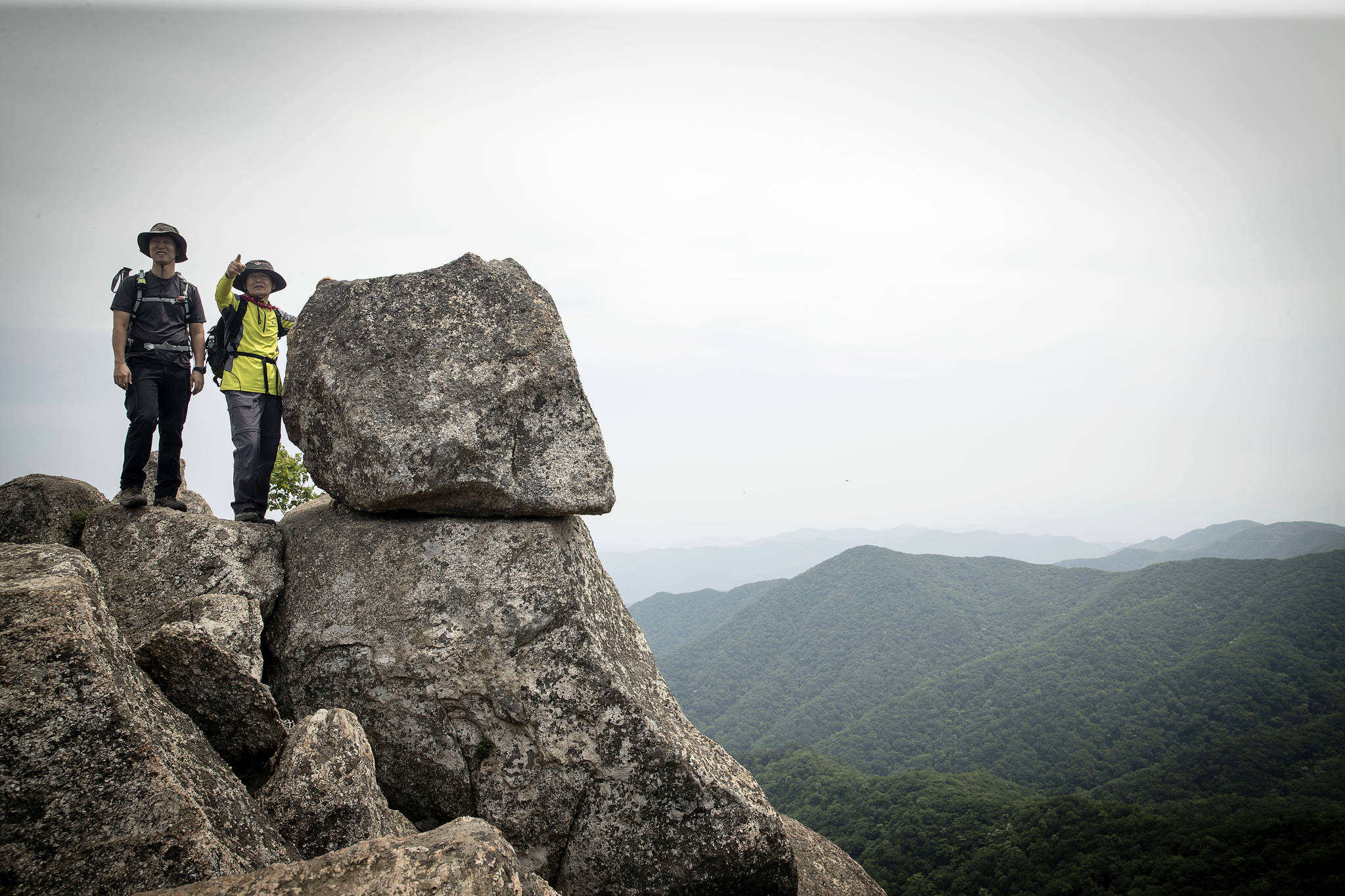  한국 100대 명산에 꼽히는 대암산 정상에 오르면 금강산이 보인다. 큰용늪에서 1.5㎞ 거리지만 큰 바위가 많아 온몸을 써야 한다. [장진영 기자]