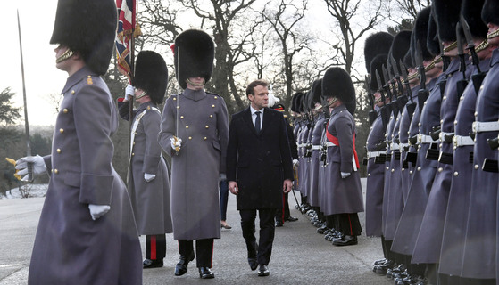 영국 의장대사열하는 마크롱 프랑스 대통령 [로이터=연합뉴스]