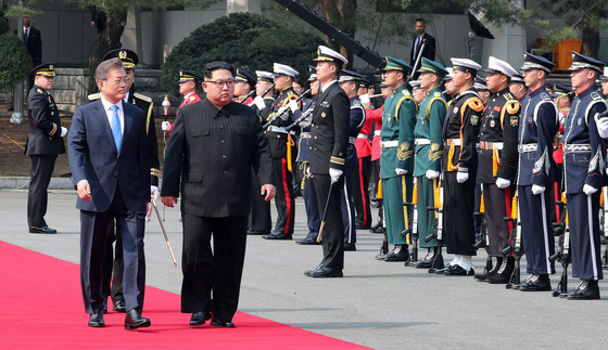 문재인 대통령과 김정은 위원장이 4월 27일 오전 판문점에서 국군의장대와 전통의장대를 사열하고 있다.김상선 기자