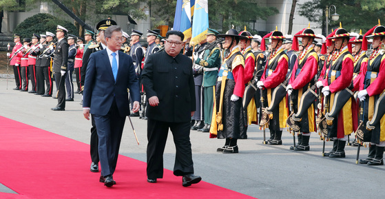  문재인 대통령과 김정은 위원장이 4월 27일 오전 판문점에서 국군의장대와 전통의장대를 사열하고 있다.김상선 기자