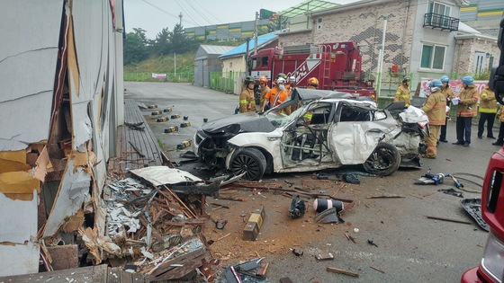 26일 오전 경기도 안성시 공도읍에서 발생한 교통사고로 차량 탑승자 5명중 4명이 숨지고 한명이 크게 다쳤다. [사진 경기도재난안전본부]