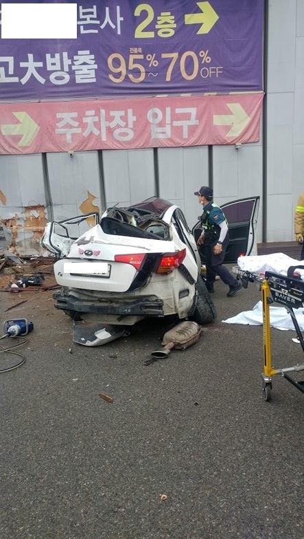 26일 오전 경기도 안성시 공도읍에서 발생한 교통사고로 차량 탑승자 5명중 4명이 숨지고 한명이 크게 다쳤다. [사진 경기도재난안전본부]