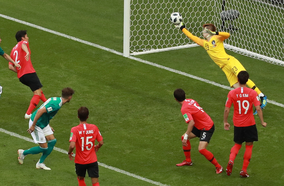 러시아 카잔아레나에서 열린 2018 러시아 월드컵 F조 조별리그 3차전 한국과 독일 경기에서 대한민국의 골키퍼 조현우가 독일 베르너의 헤딩 슛을 막아내고 있다. [연합뉴스]