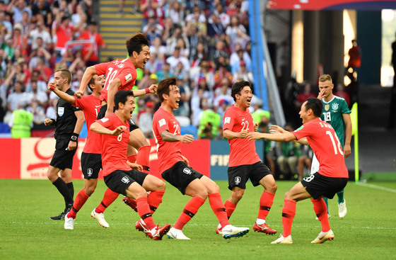 28일 열린 러시아 월드컵 F조 조별리그 3차전 독일전에서 한국 선수들이 환호하고 있다. 카잔=임현동 기자