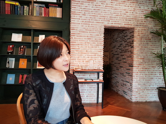  지난달 20일 신촌의 한 카페에서 중앙일보와 인터뷰 중인 은하선씨. 성지원 기자